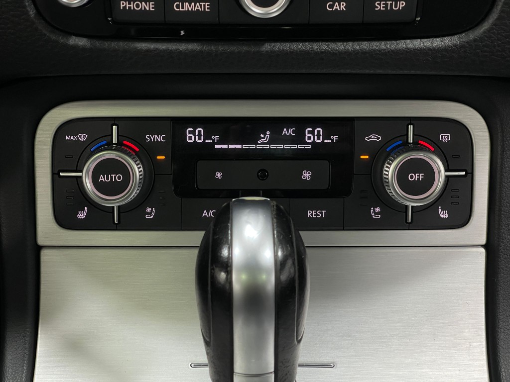 2017 Volkswagen Touareg Image 28