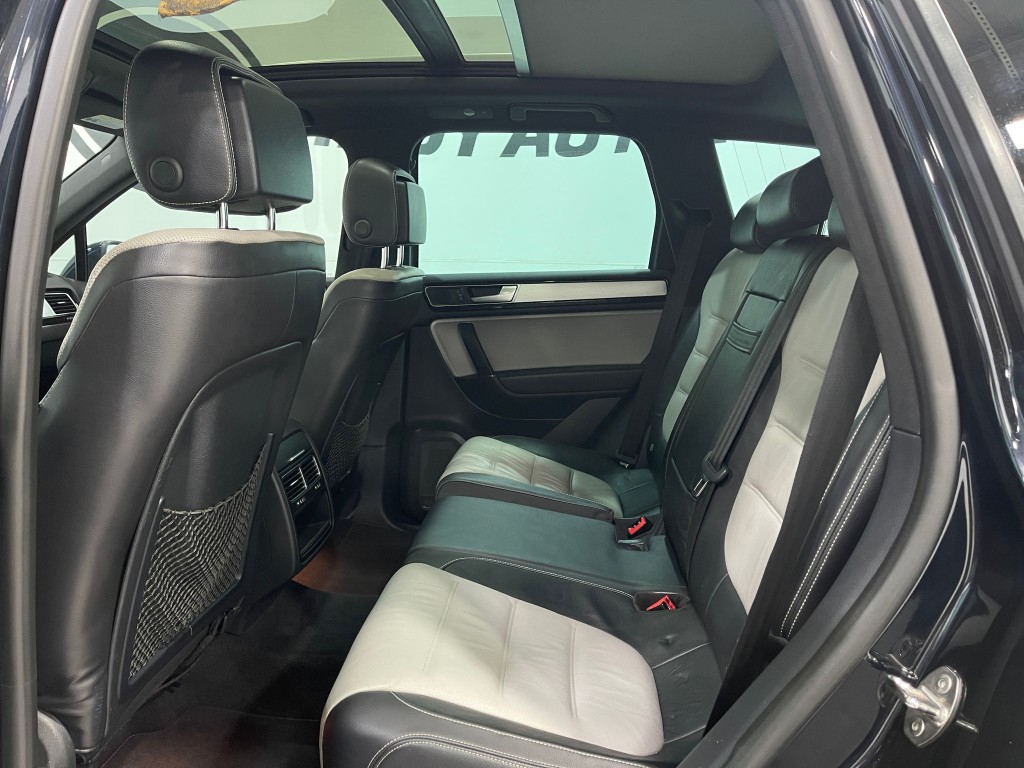 2017 Volkswagen Touareg Image 30