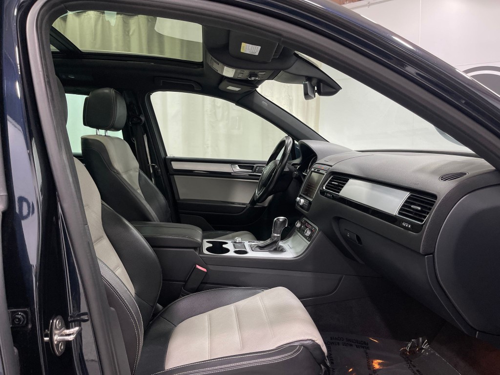 2017 Volkswagen Touareg Image 32