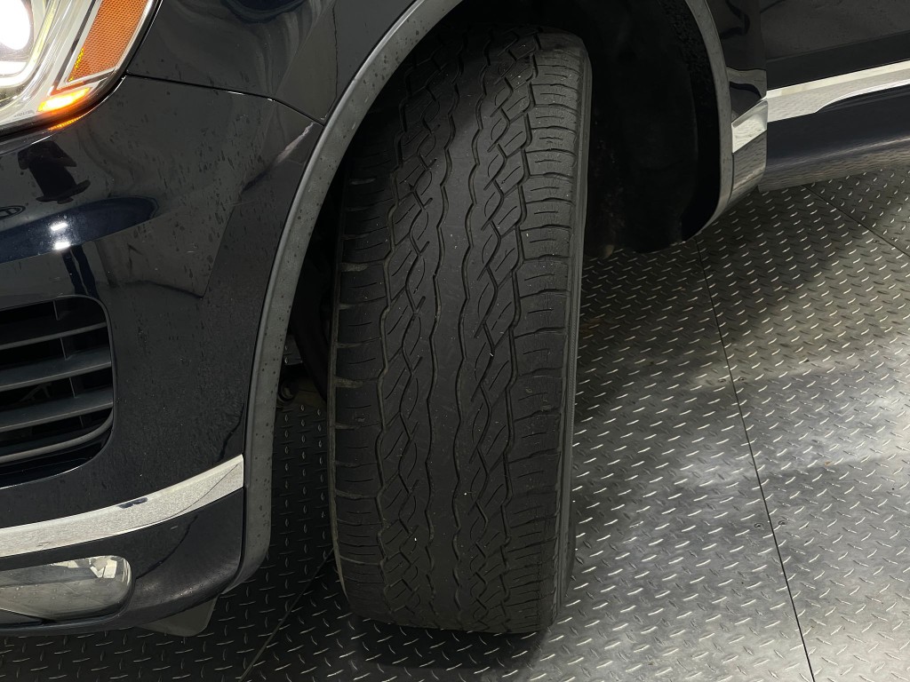 2017 Volkswagen Touareg Image 35