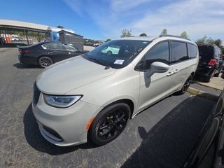 2021 Chrysler Pacifica Image 3