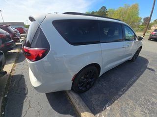 2021 Chrysler Pacifica Image 4