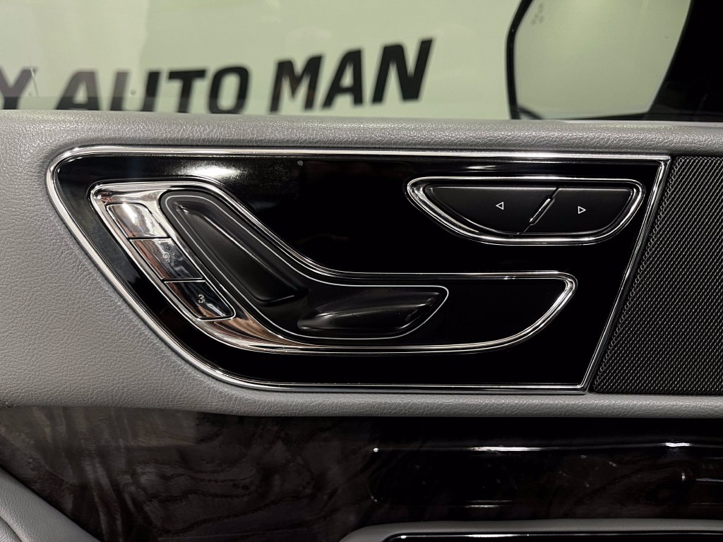 2019 Lincoln Navigator Image 16