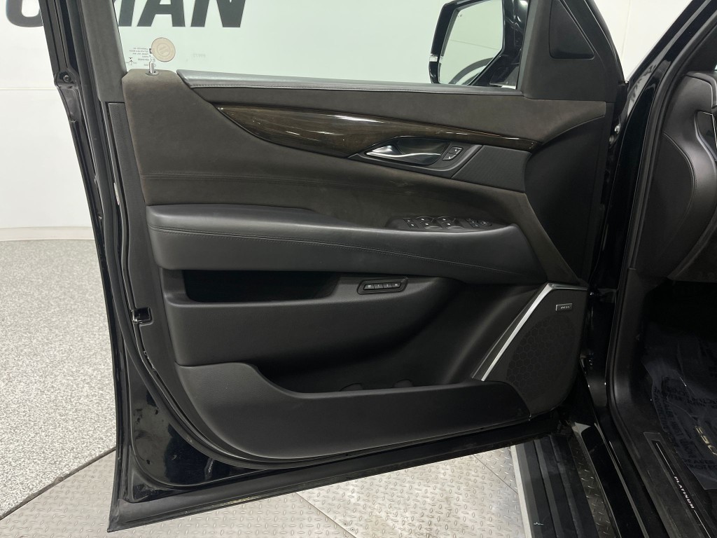 2017 Cadillac Escalade Image 16