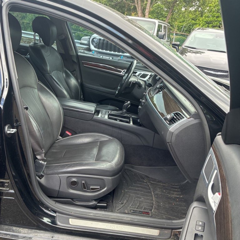 2016 Hyundai Genesis Image 6