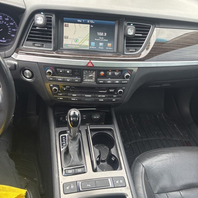2016 Hyundai Genesis Image 9