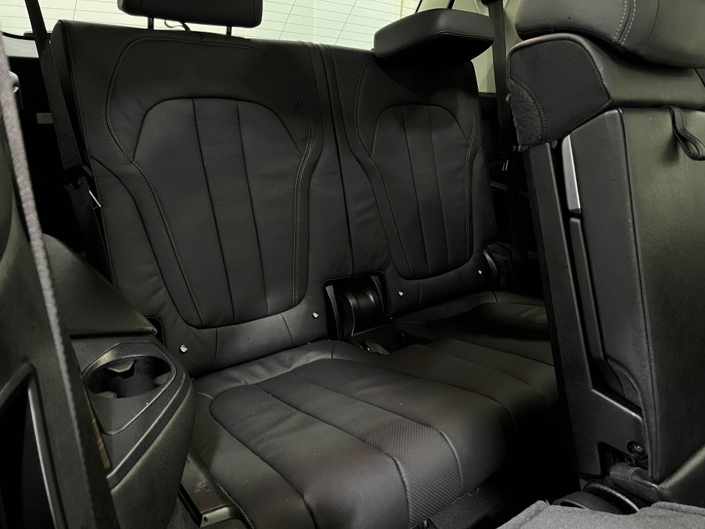 2019 BMW X7 Image 32
