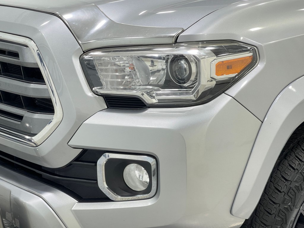 2017 Toyota Tacoma Image 32