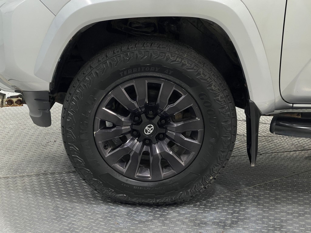 2017 Toyota Tacoma Image 34