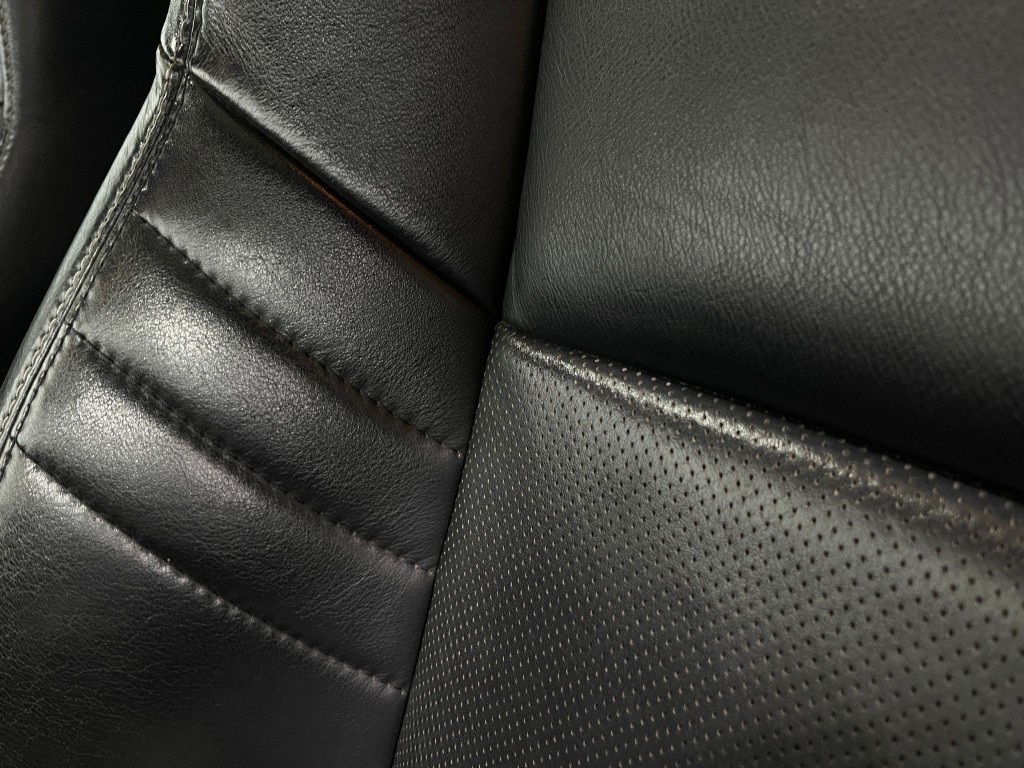 2015 Dodge Challenger Image 16