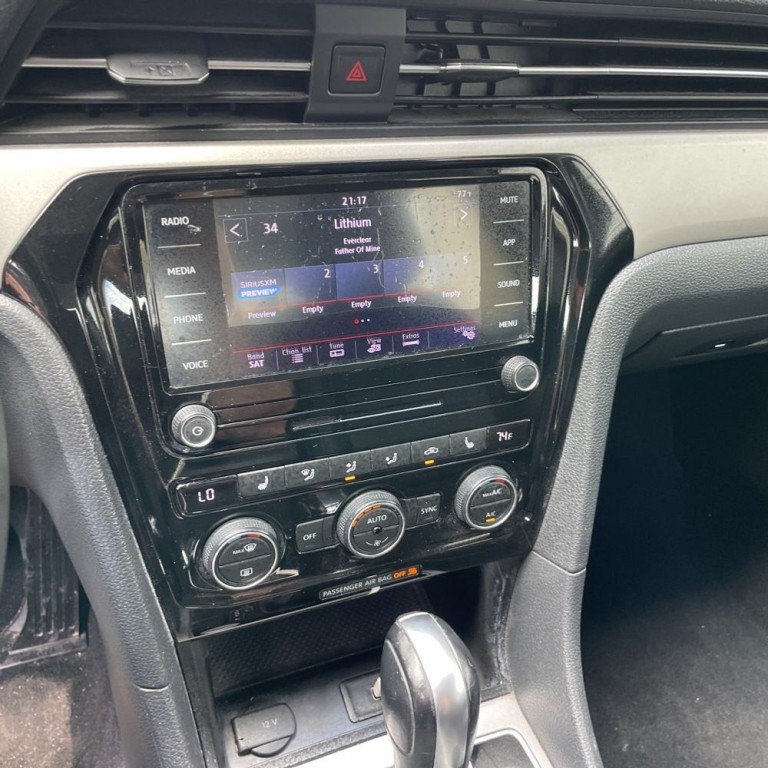 2021 Volkswagen Passat Image 8