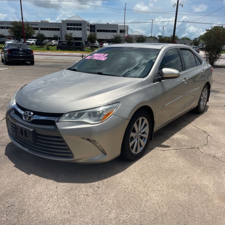 2017 Toyota Camry Image 2
