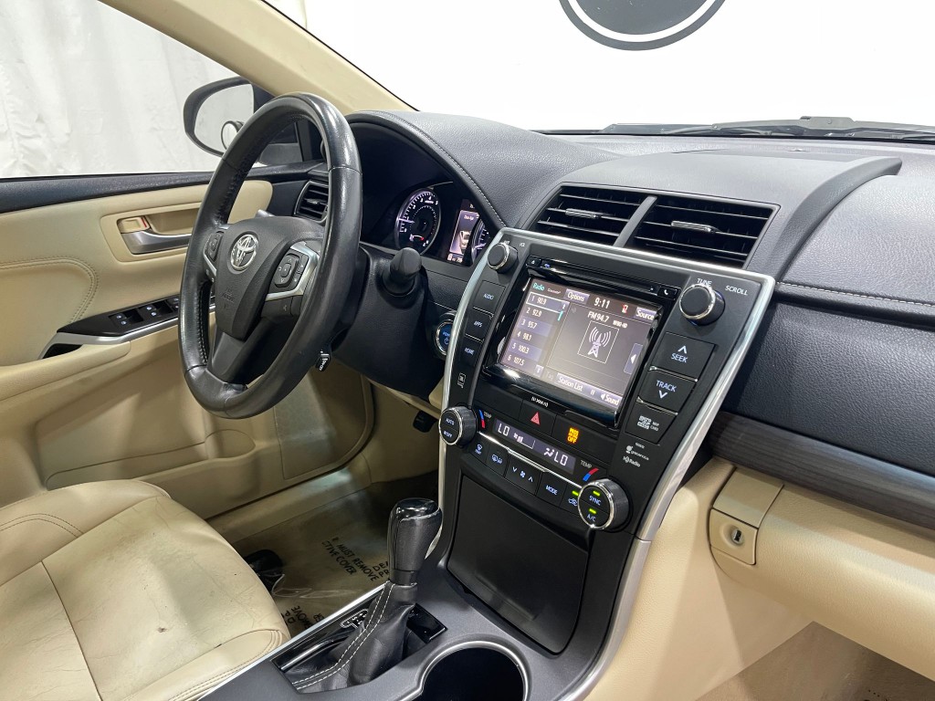 2017 Toyota Camry Image 18