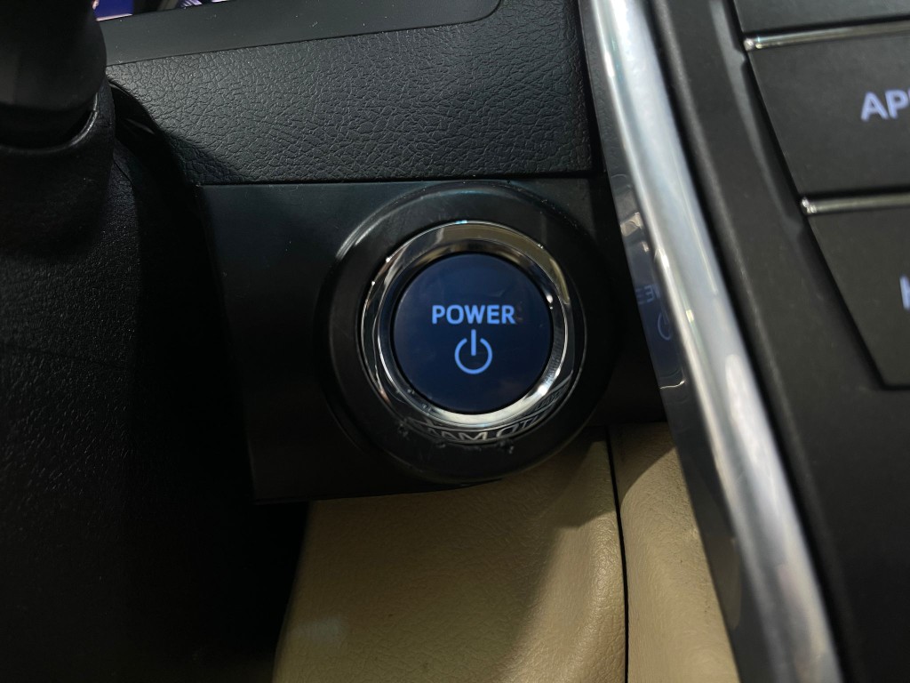 2017 Toyota Camry Image 19