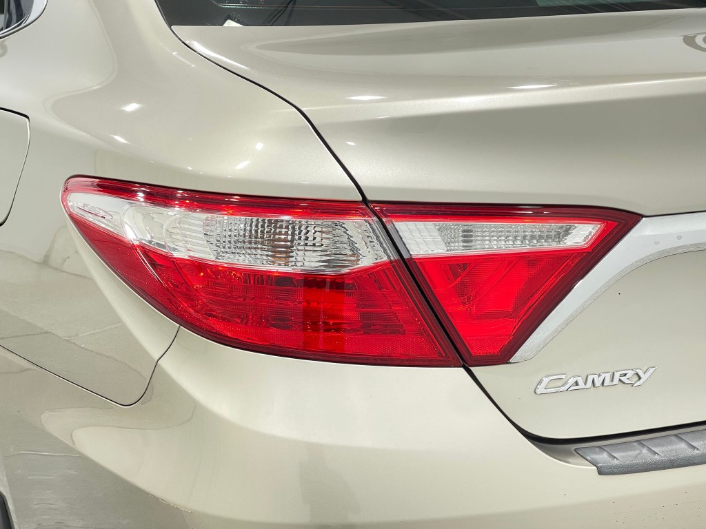 2017 Toyota Camry Image 31