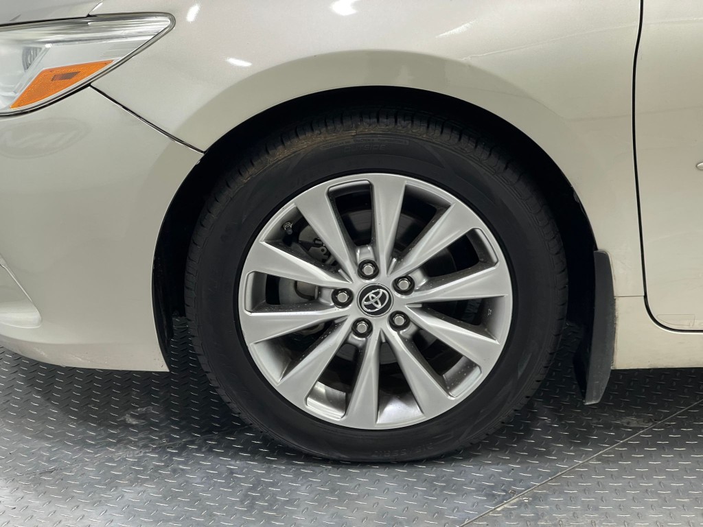 2017 Toyota Camry Image 32
