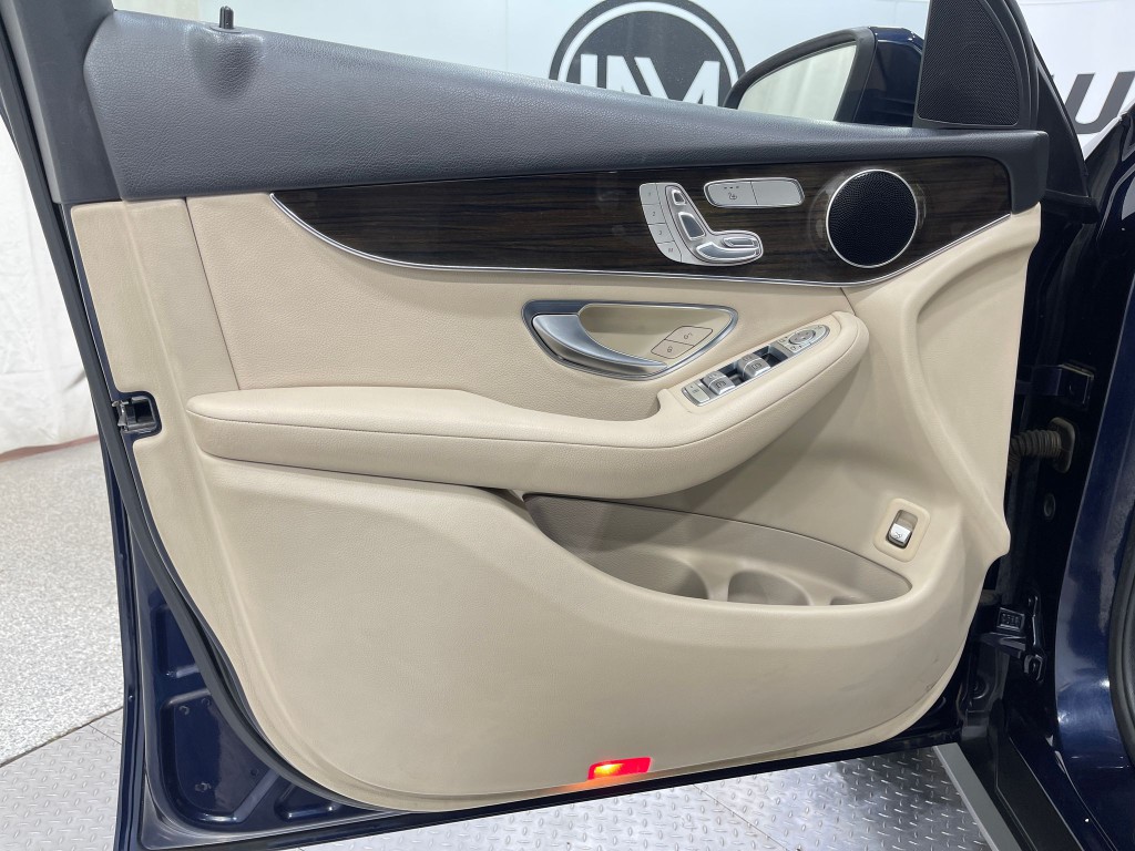 2016 Mercedes-Benz GLC-Class Image 11