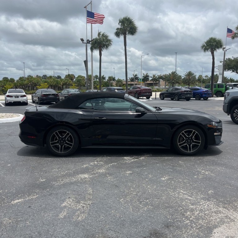 2022 Ford Mustang Image 2