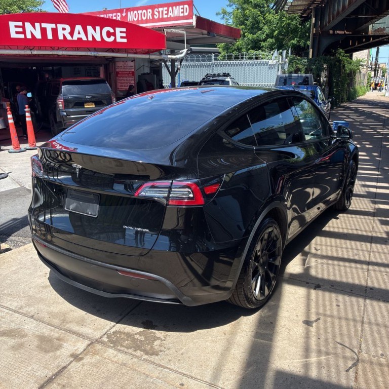 2023 Tesla Model Y Image 3