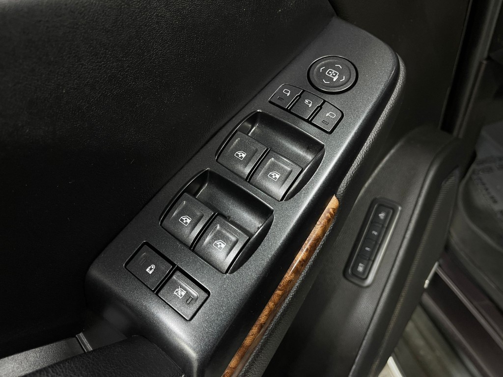 2015 Chevrolet Suburban Image 16