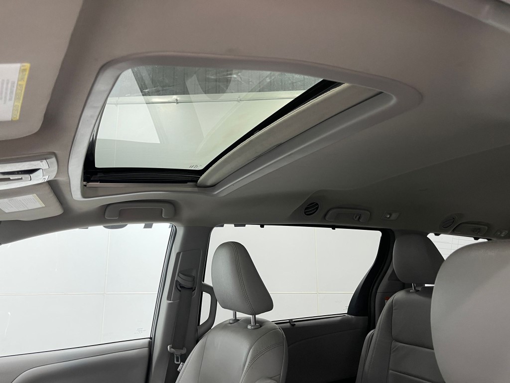 2017 Toyota Sienna Image 10