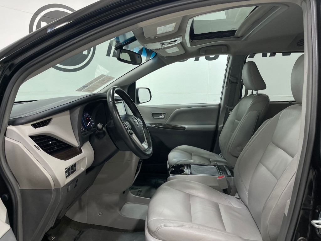 2017 Toyota Sienna Image 12