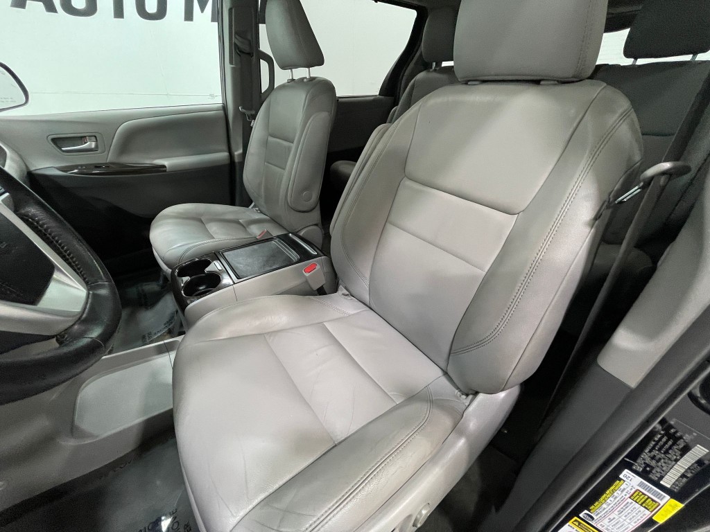 2017 Toyota Sienna Image 13
