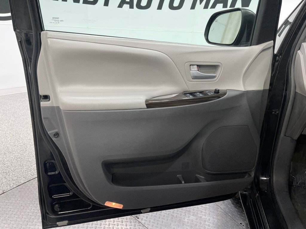 2017 Toyota Sienna Image 14