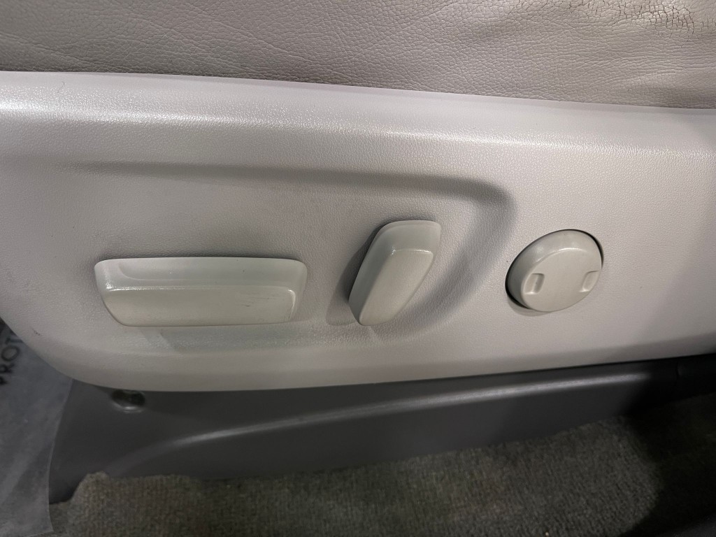 2017 Toyota Sienna Image 16