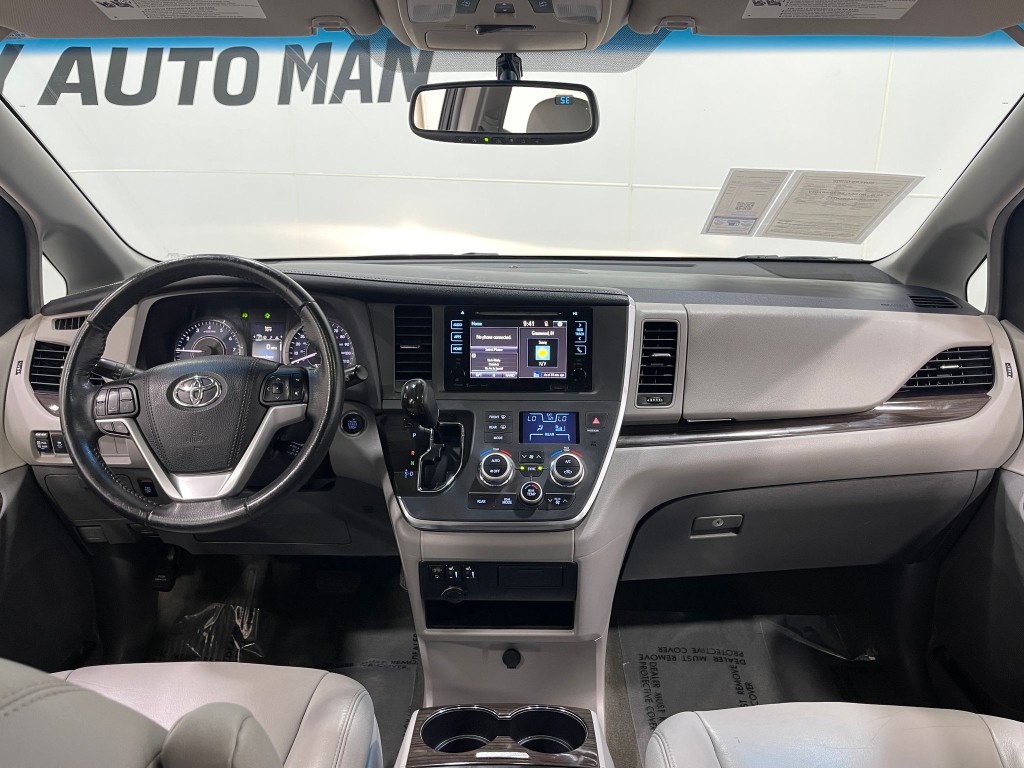 2017 Toyota Sienna Image 18