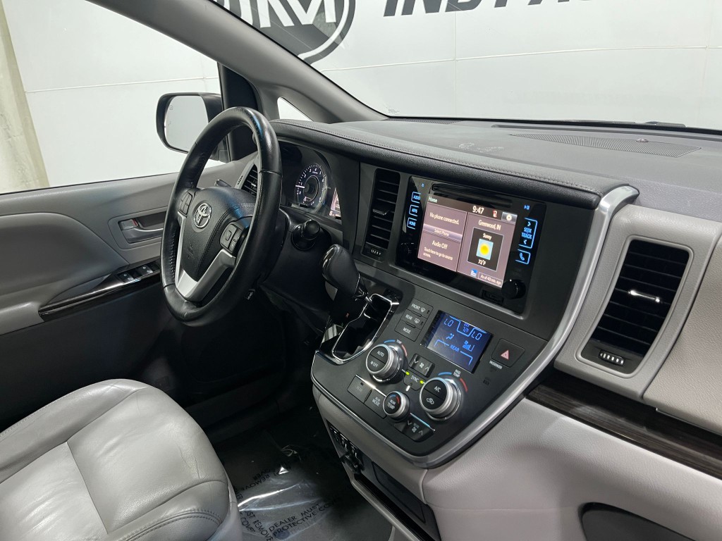 2017 Toyota Sienna Image 19