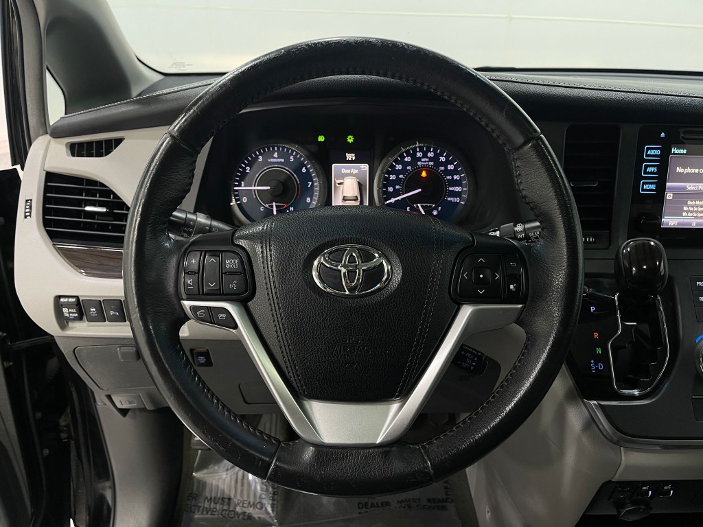 2017 Toyota Sienna Image 21