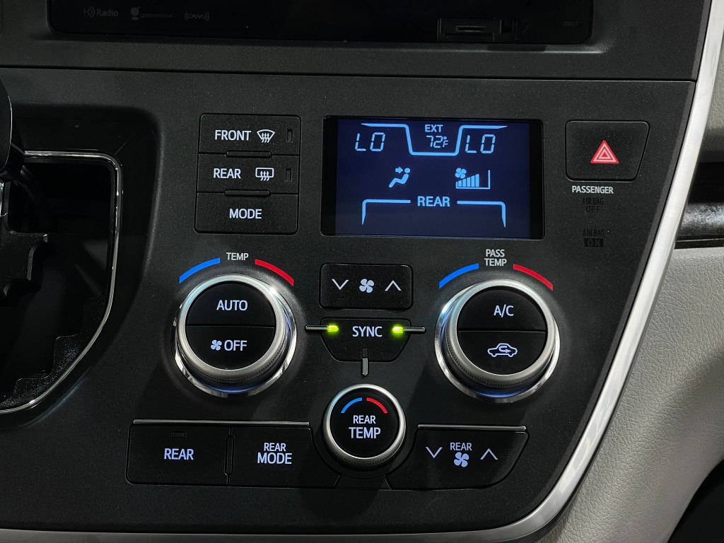 2017 Toyota Sienna Image 24