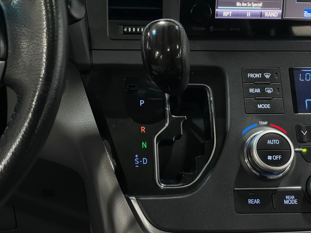 2017 Toyota Sienna Image 28