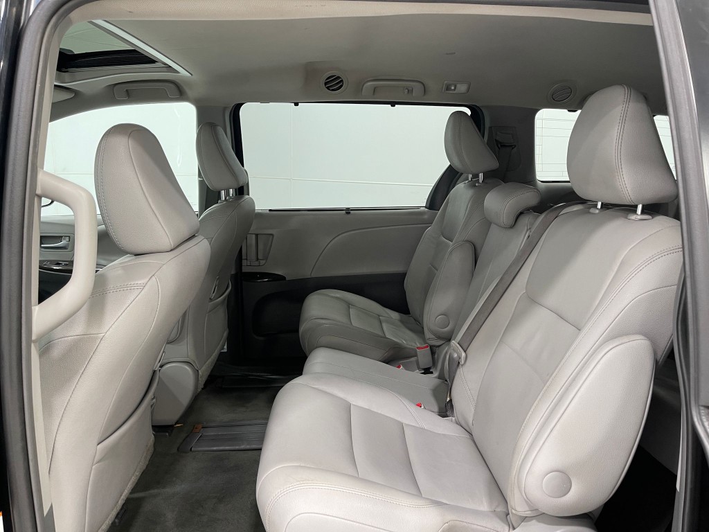 2017 Toyota Sienna Image 29