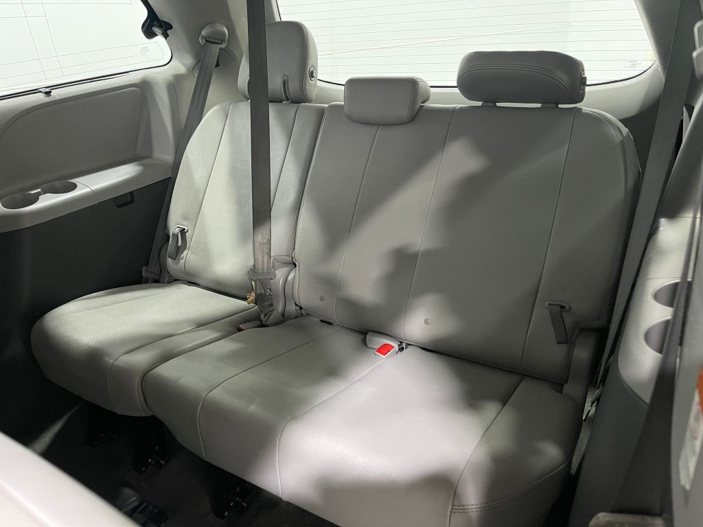 2017 Toyota Sienna Image 30