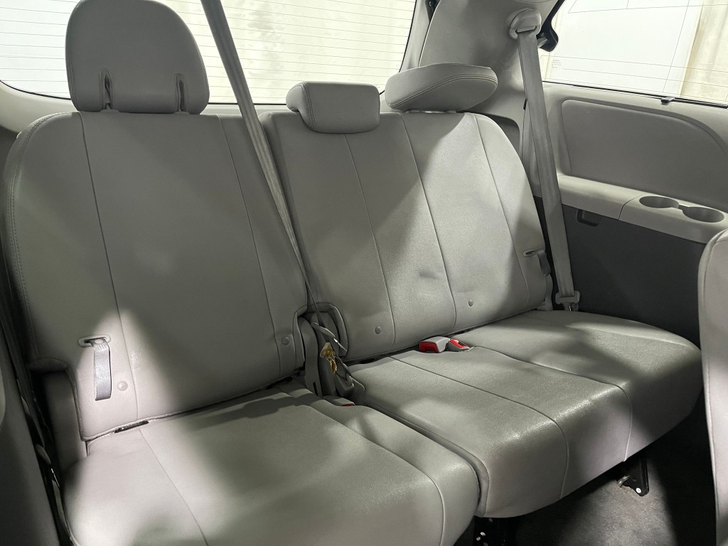 2017 Toyota Sienna Image 31