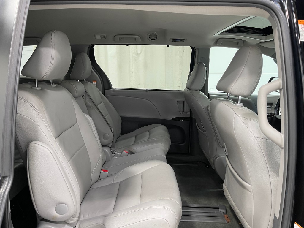 2017 Toyota Sienna Image 32