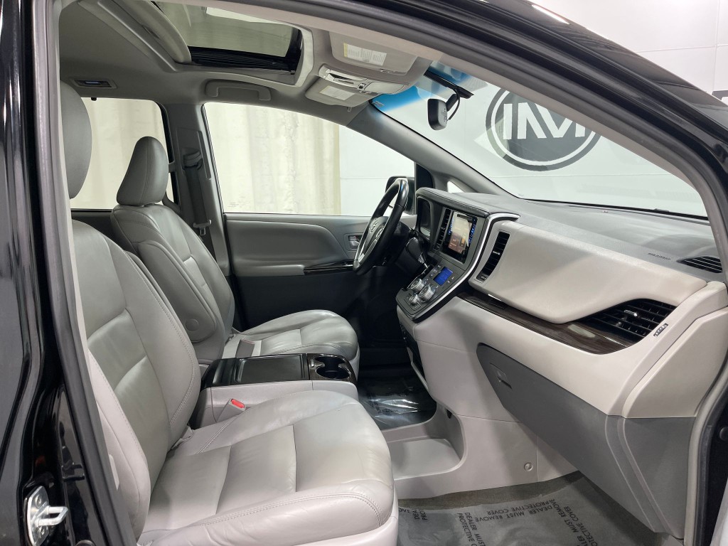 2017 Toyota Sienna Image 33