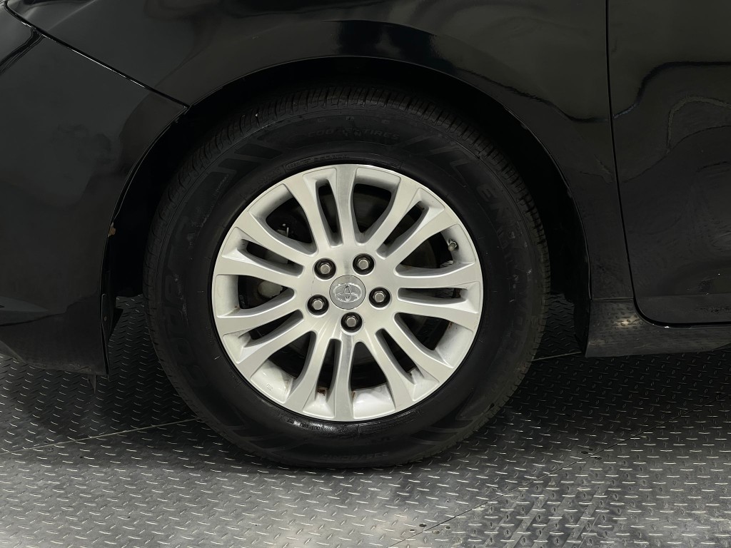2017 Toyota Sienna Image 36