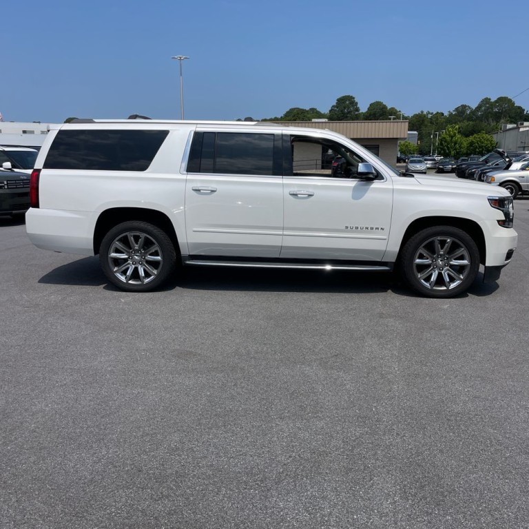 2018 Chevrolet Suburban Image 3