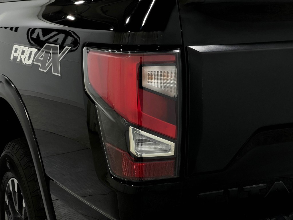 2020 Nissan Titan Image 32