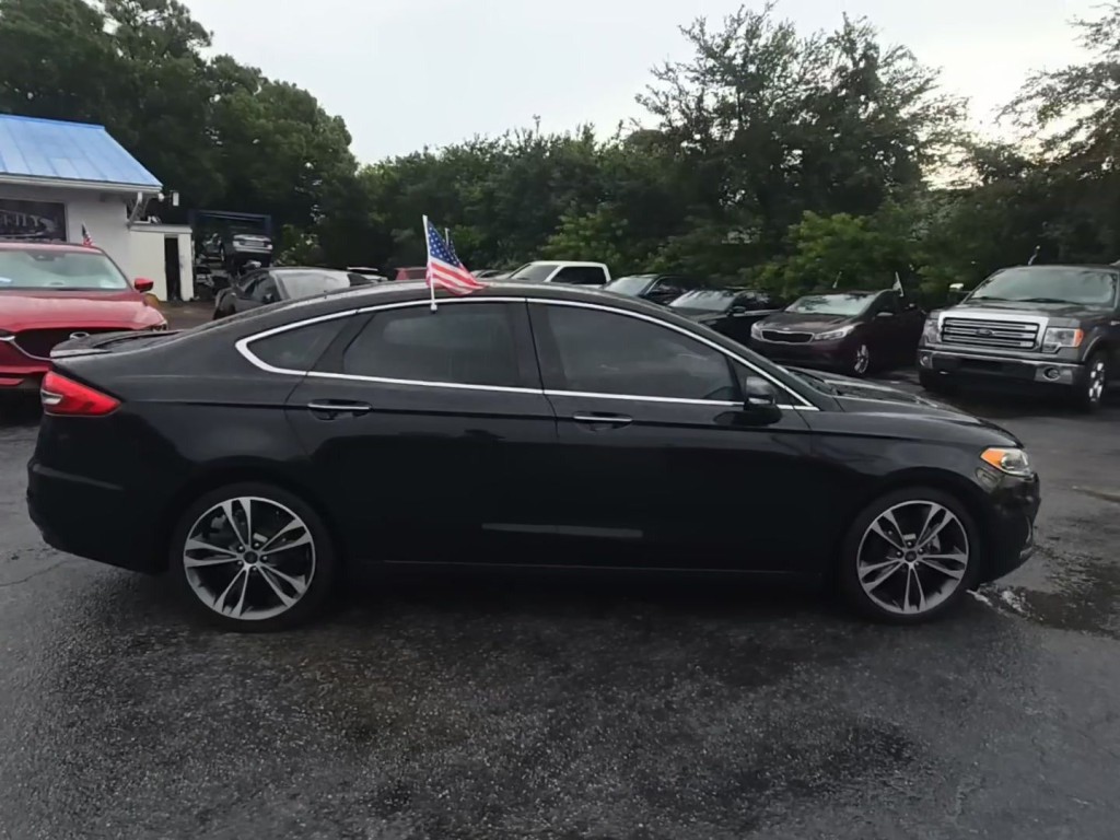 2020 Ford Fusion Image 2