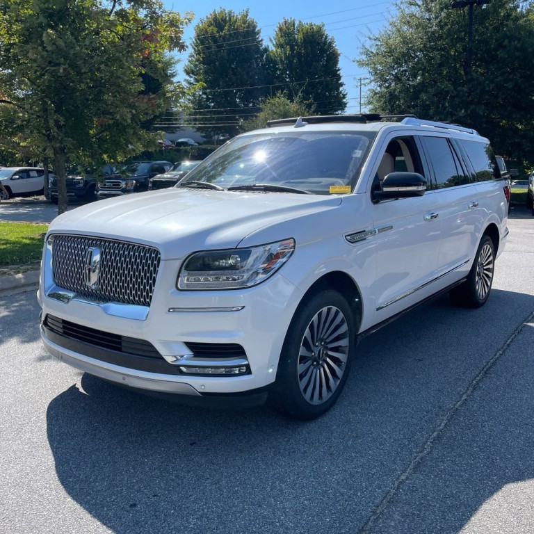 2019 Lincoln Navigator Image 2