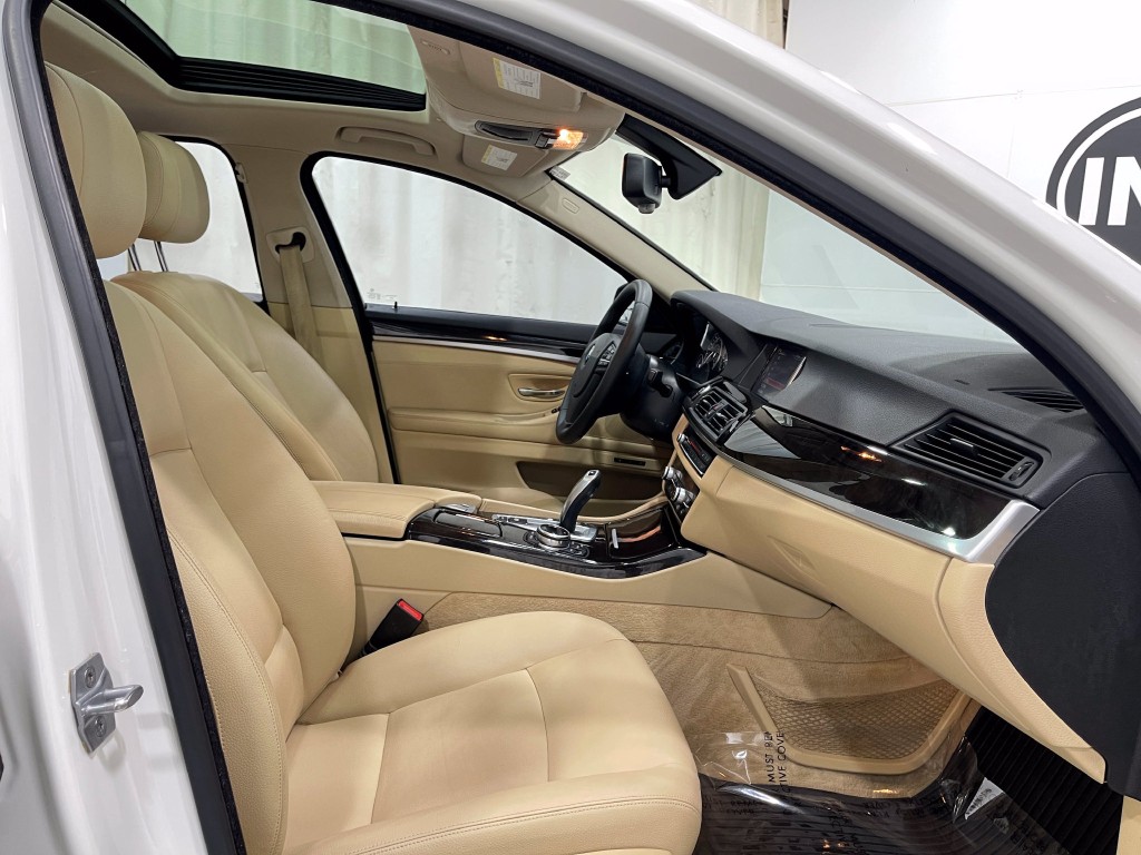 2014 BMW 5 Series Image 32