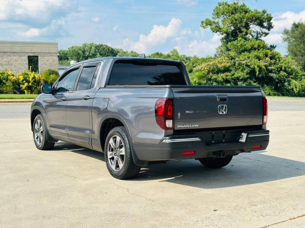 2017 Honda Ridgeline Image 3