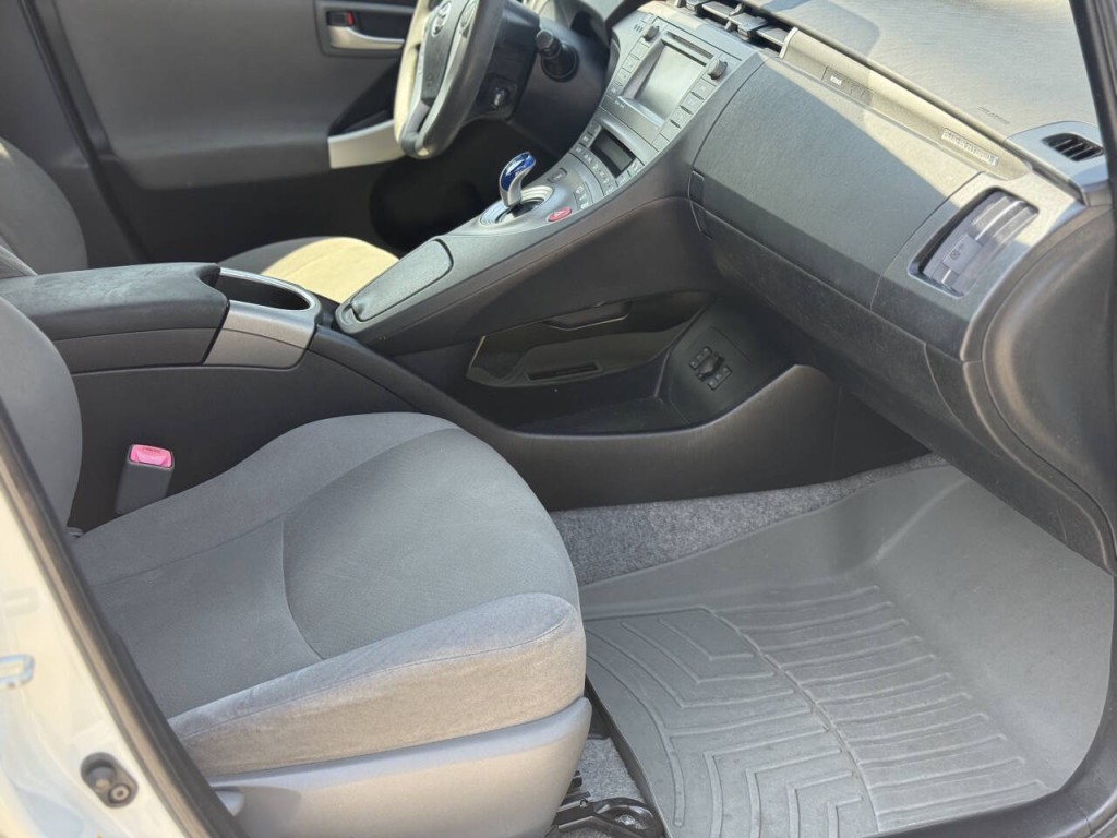 2013 Toyota Prius Image 12