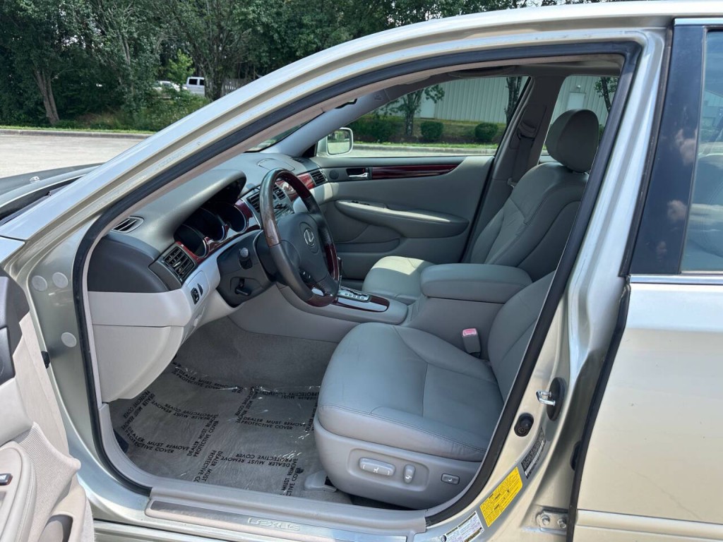 2004 Lexus ES 330 Image 8