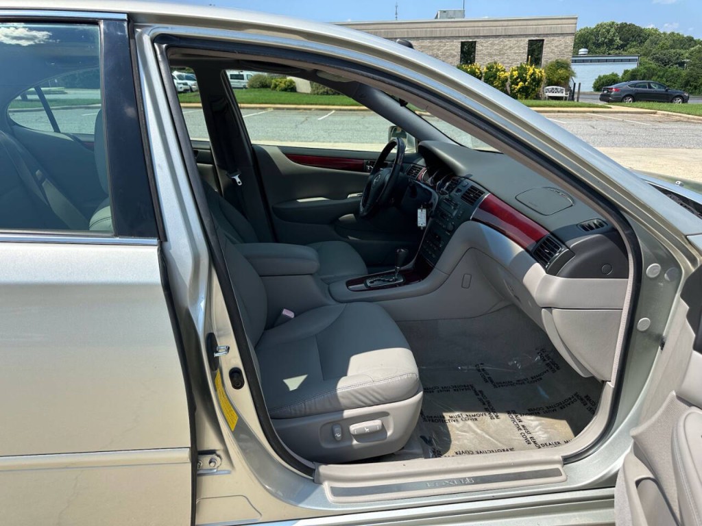 2004 Lexus ES 330 Image 12