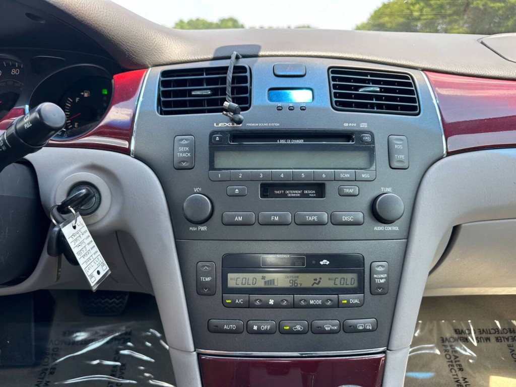 2004 Lexus ES 330 Image 16